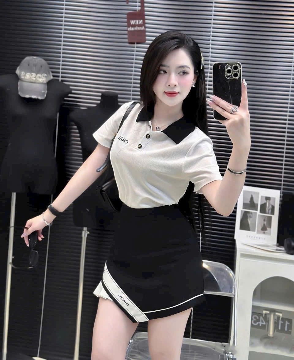 Set áo thun polo váy ngắn trắng đen Chanel 5