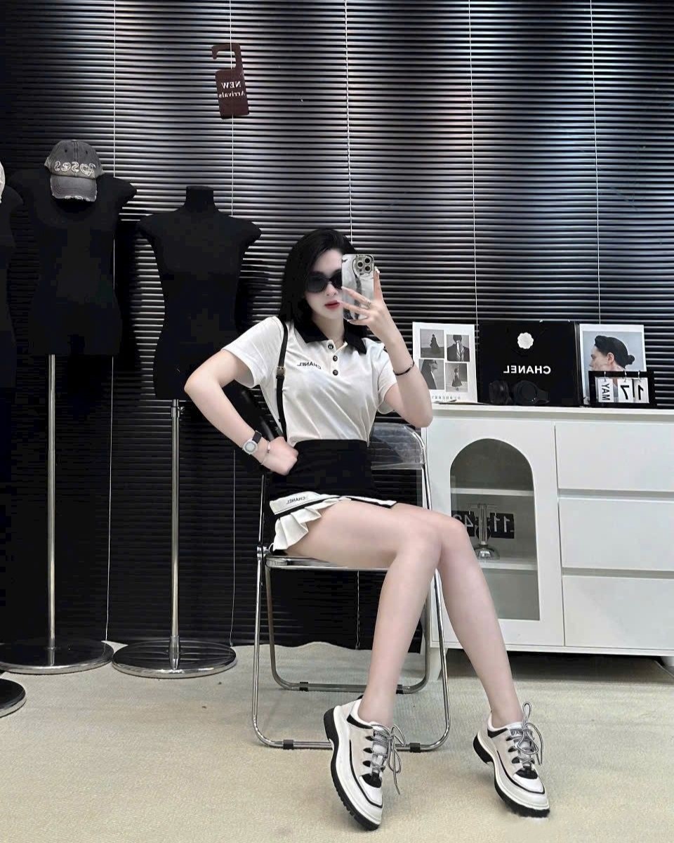 Set áo thun polo váy ngắn trắng đen Chanel 6
