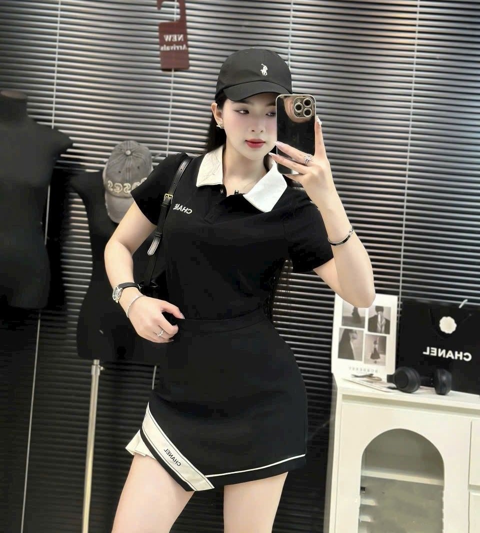 Set áo thun polo váy ngắn trắng đen Chanel 7