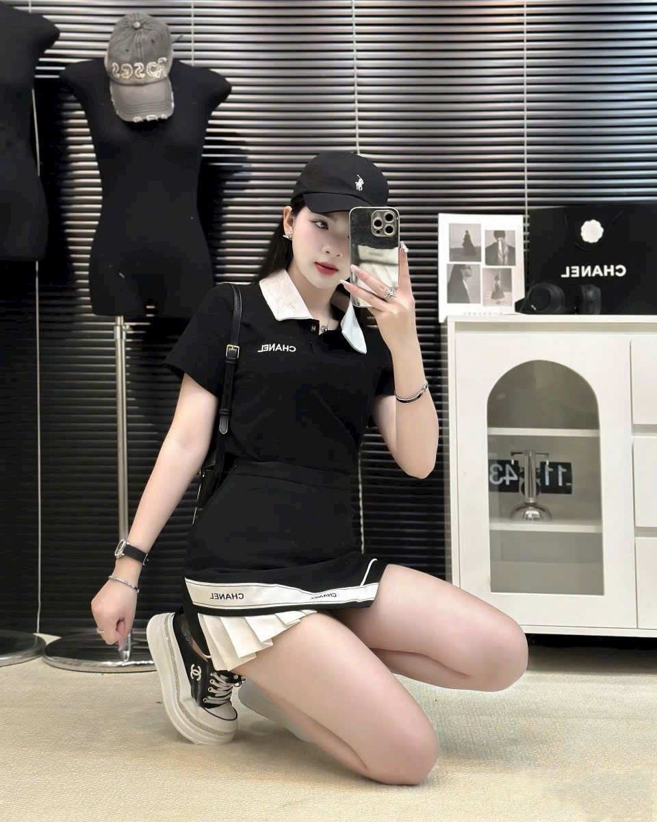 Set áo thun polo váy ngắn trắng đen Chanel 11