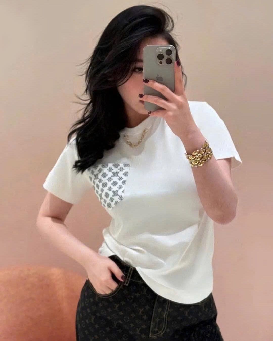 Áo LV nữ Louis Vuitton Signature Plaque T-Shirt 5