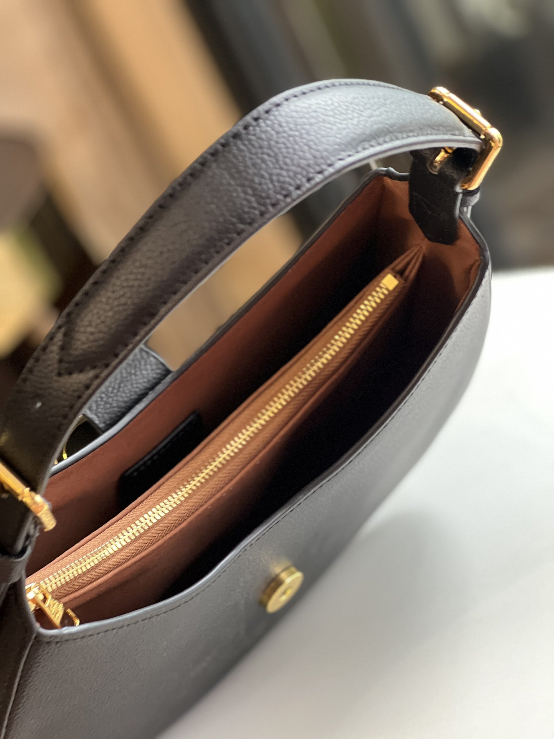 TÚI ĐEO VAI LV LOUIS VUITTON LOW KEY SHOULDER BAG BLACK 4