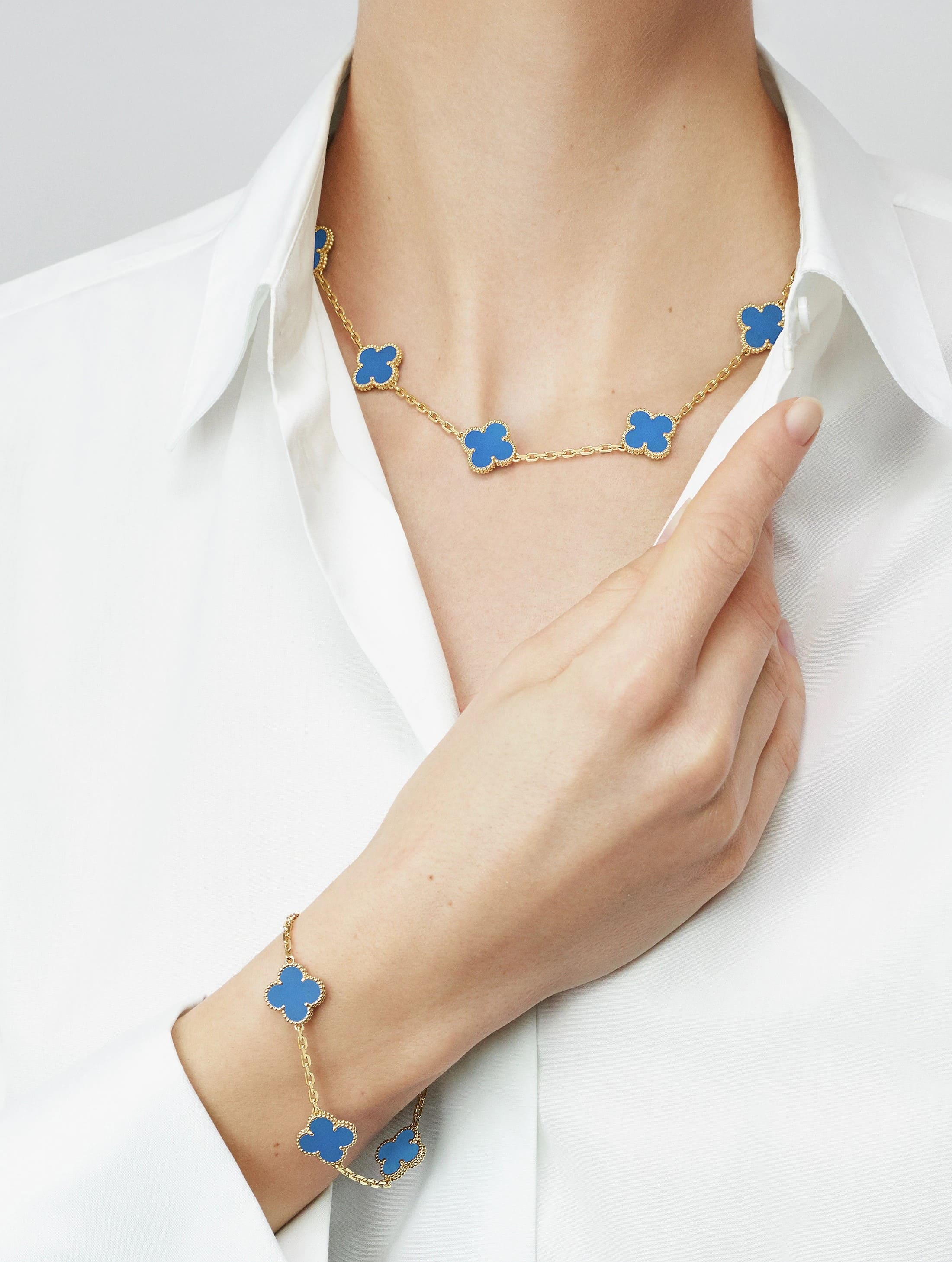 Vòng đeo tay cỏ 4 lá Van Cleef Arpels Vintage Alhambra 5 Motifs Bracelet Yellow Gold Blue Agate VCARP34900 4