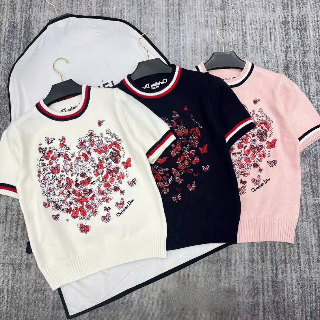 Áo len họa tiết bướm đỏ Dior 2