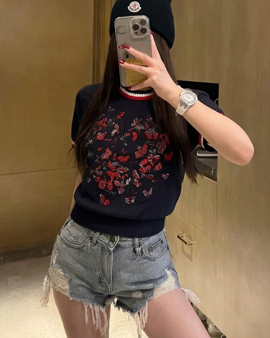 Áo len họa tiết bướm đỏ Dior 6