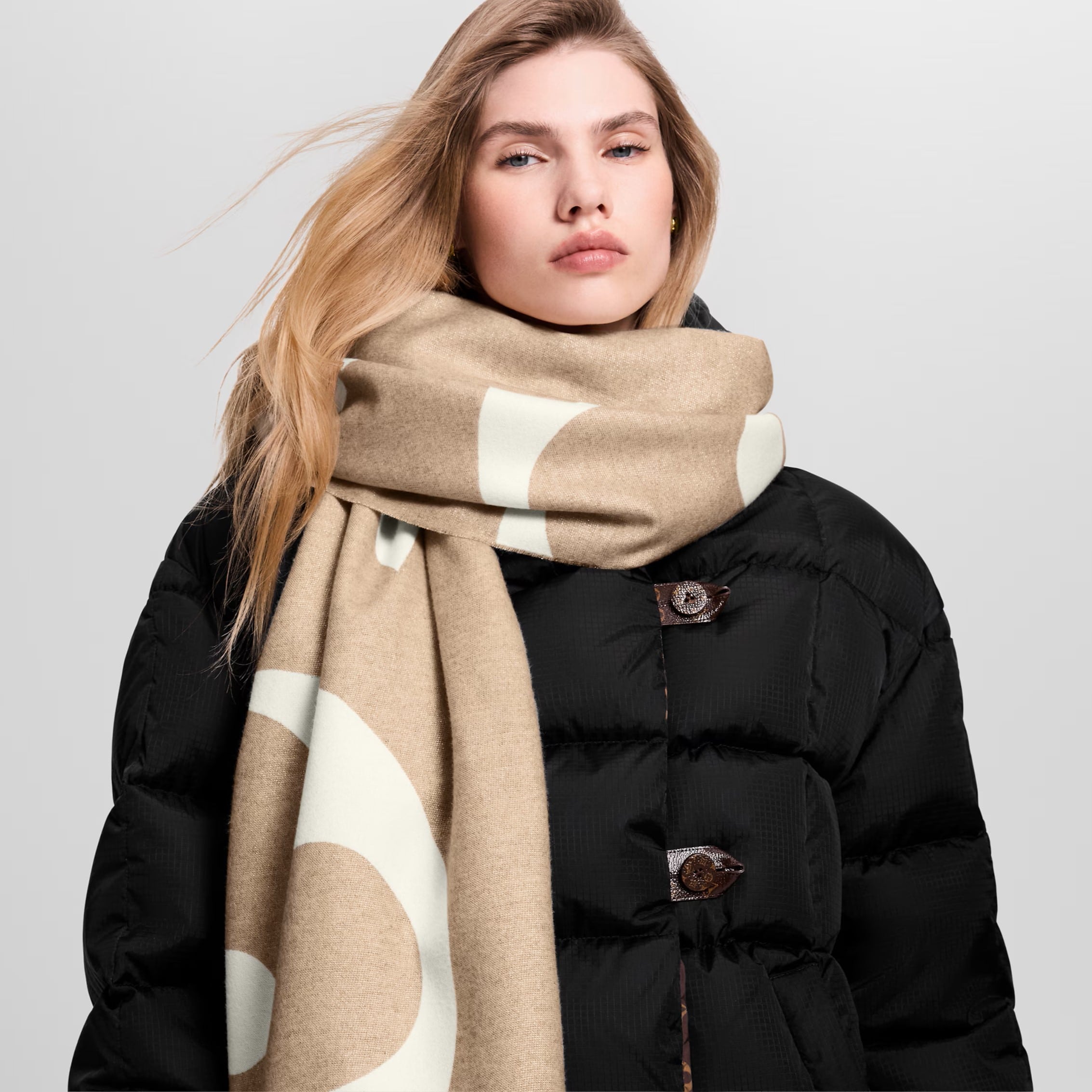 Khăn choàng Louis Vuitton The Ultimate Shine Scarf Beige 3