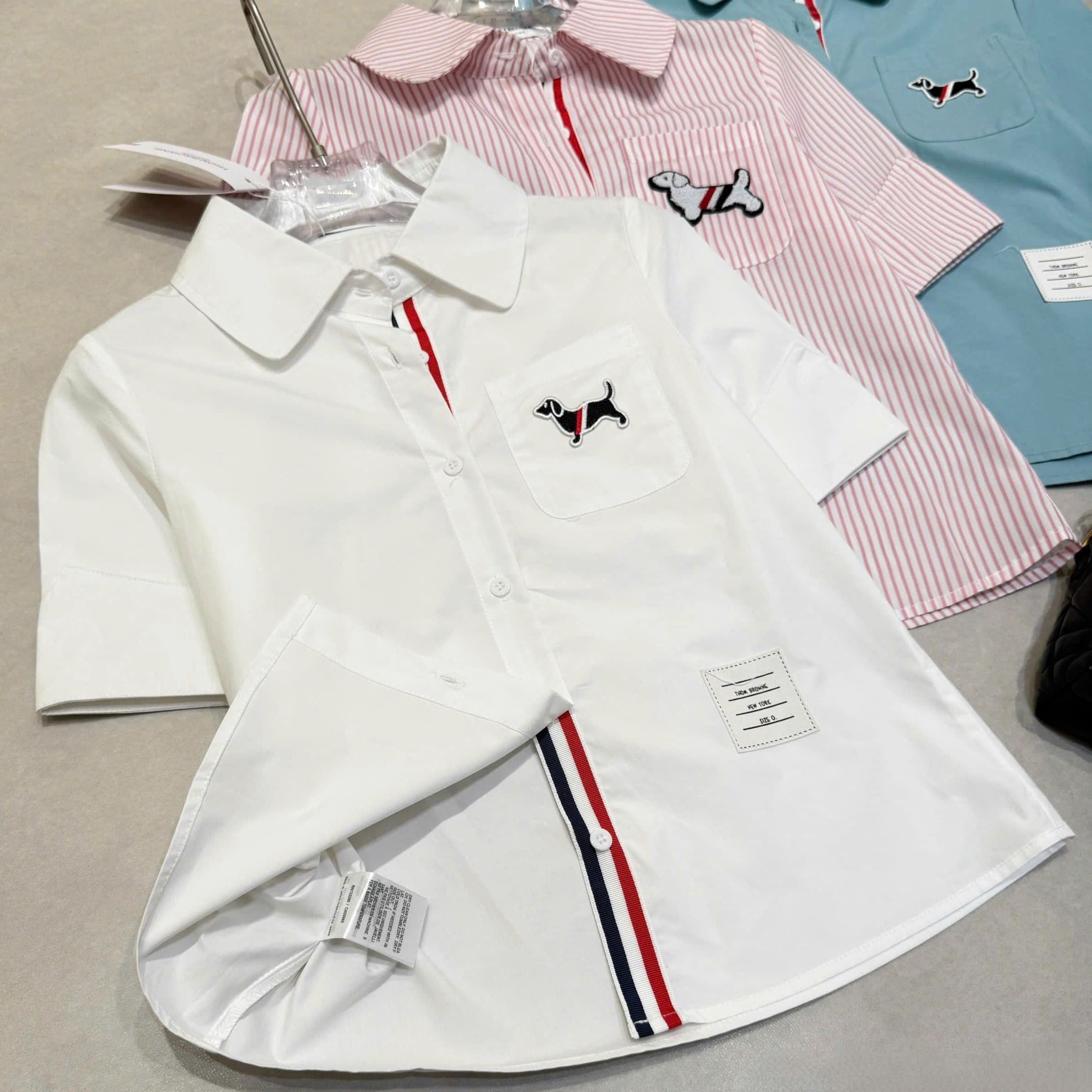 Áo sơ mi nhiều màu Thom Browne họa tiết chó 10