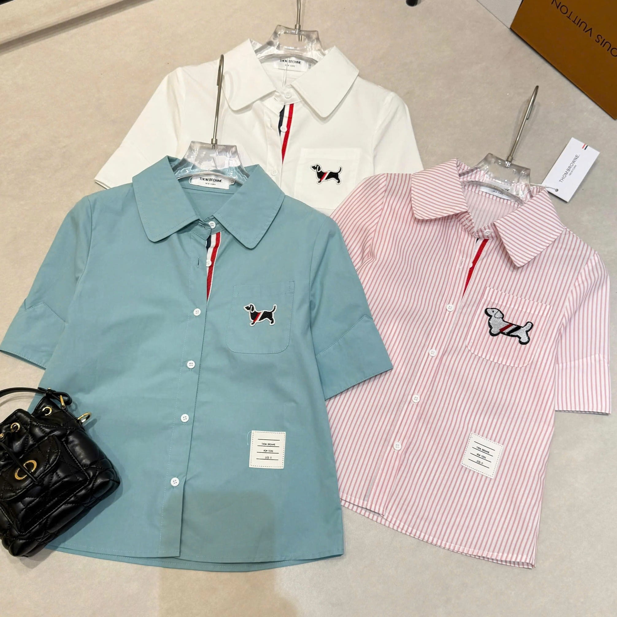 Áo sơ mi nhiều màu Thom Browne họa tiết chó 1