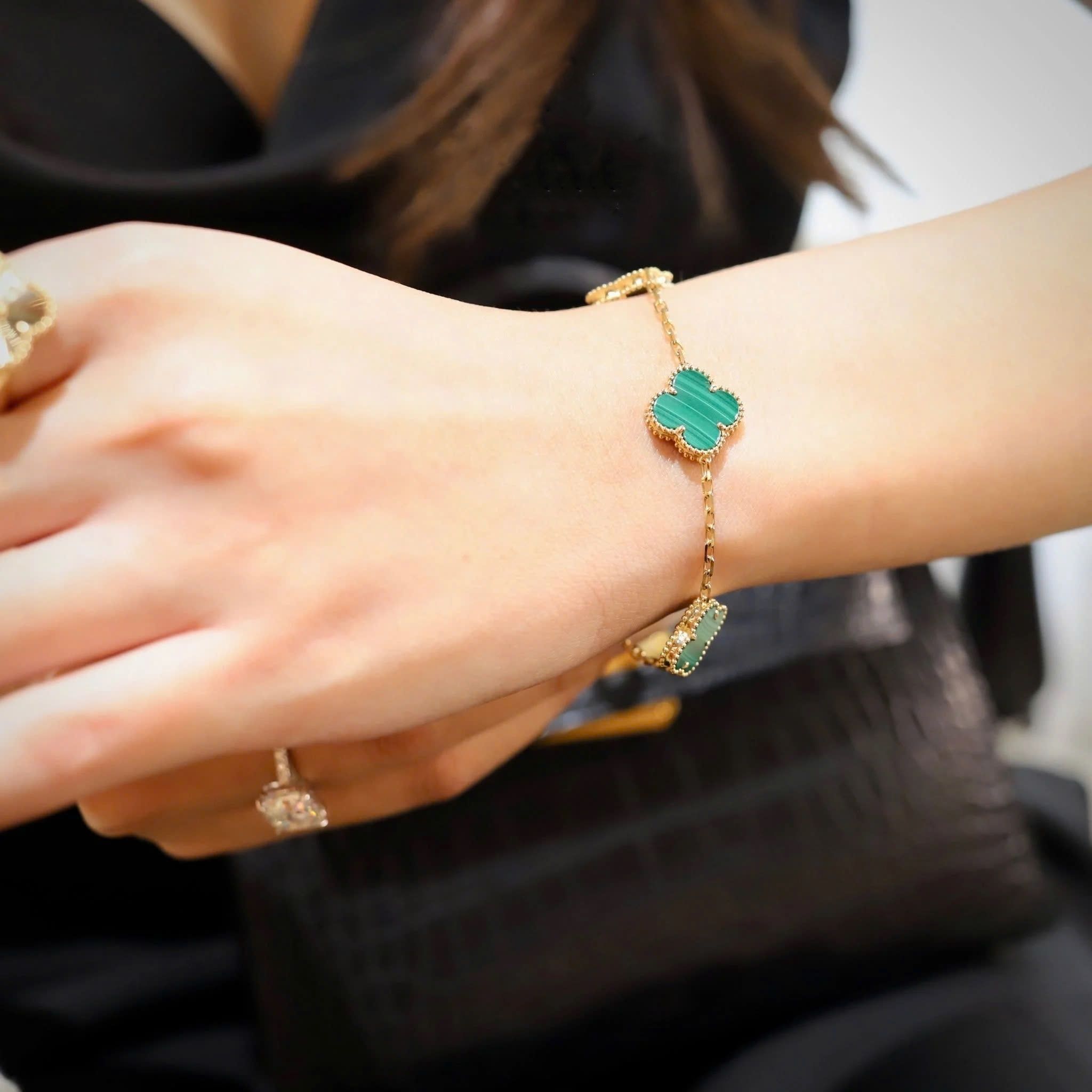 Vòng đeo tay cỏ 4 lá xanh Van Cleef Arpels Vintage Alhambra 5 Motifs Bracelet Yellow Gold Malachite VCARL80900 1