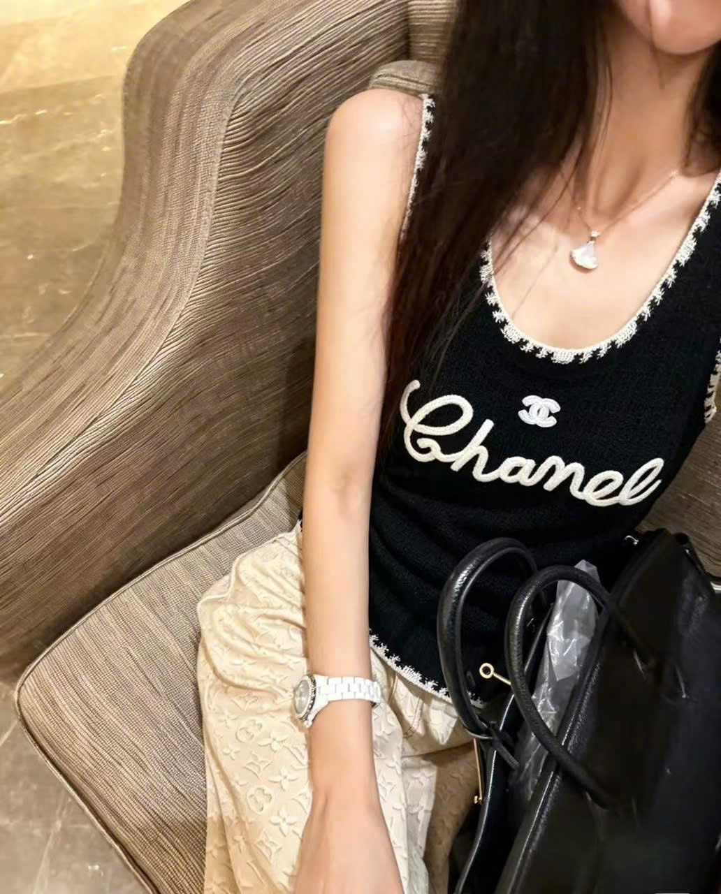 Áo ba lỗ đen viền trắng Chanel 2