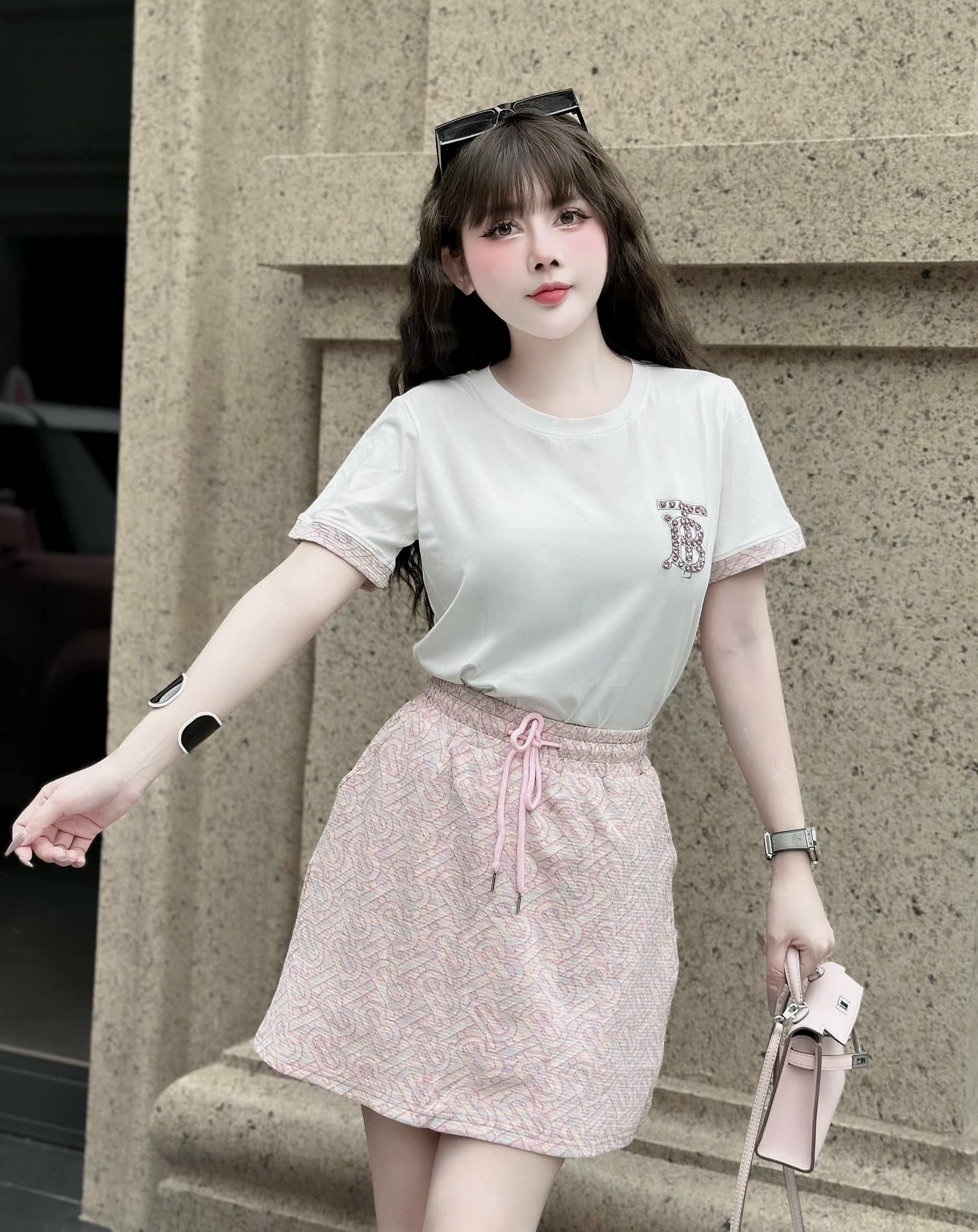 Set áo thun váy ngắn phối màu Burberry 1