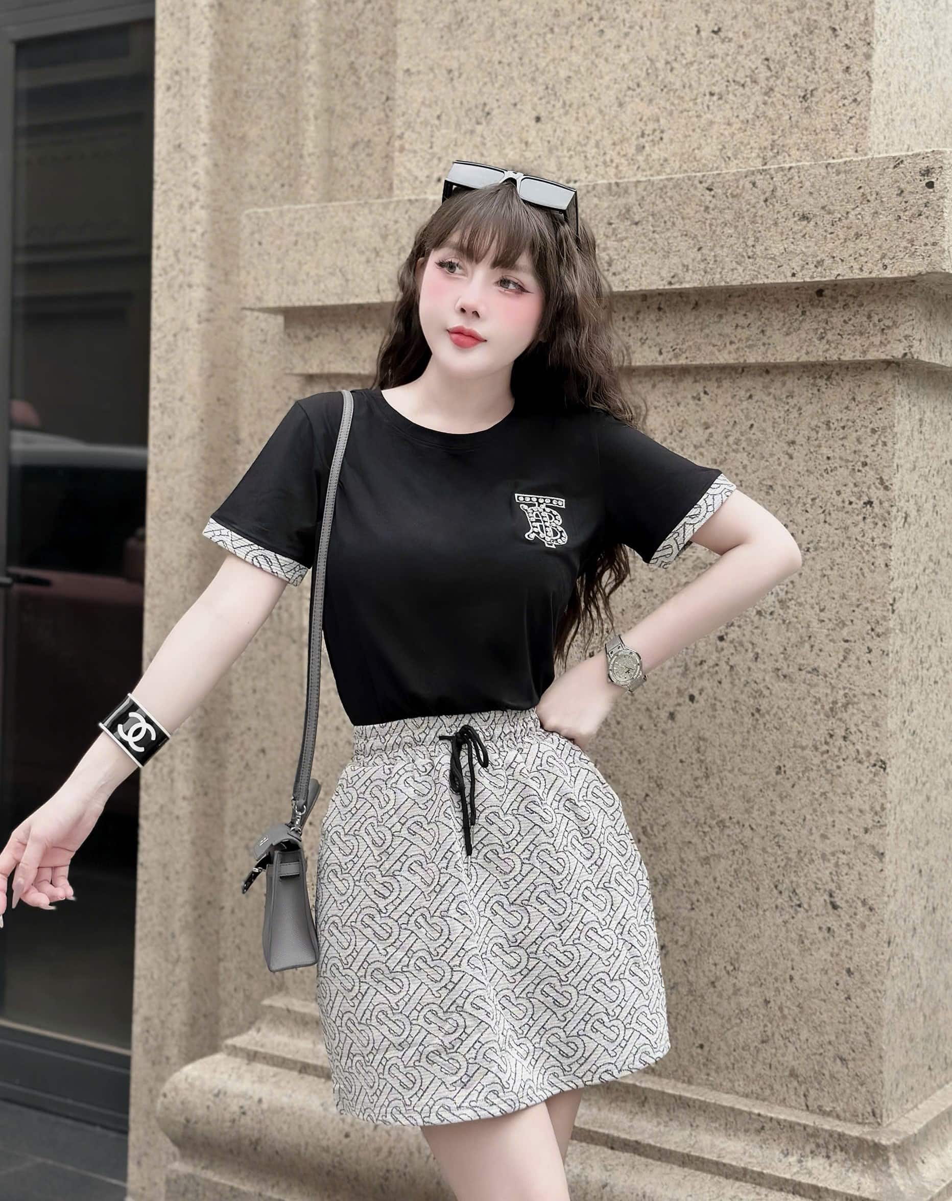 Set áo thun váy ngắn phối màu Burberry 4