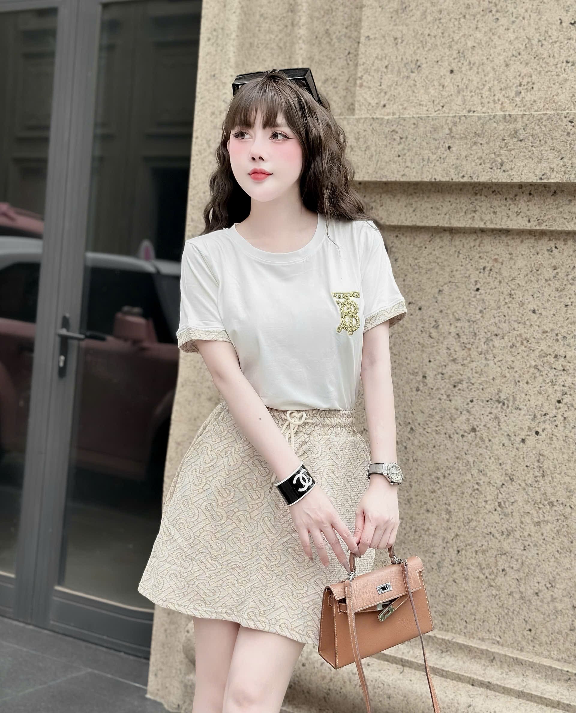 Set áo thun váy ngắn phối màu Burberry 5