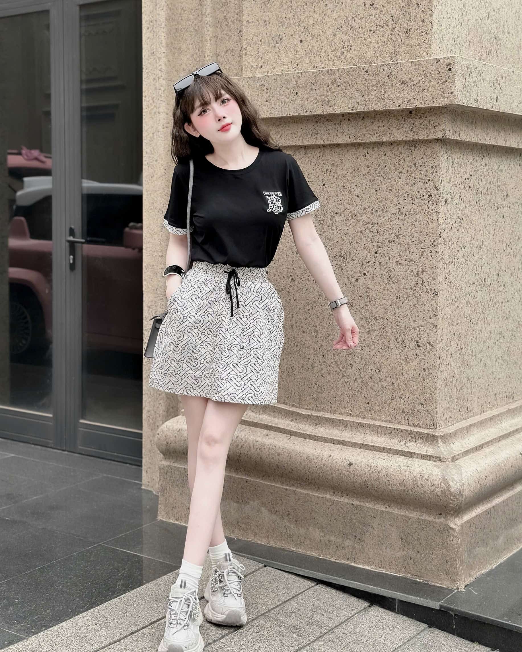 Set áo thun váy ngắn phối màu Burberry 7