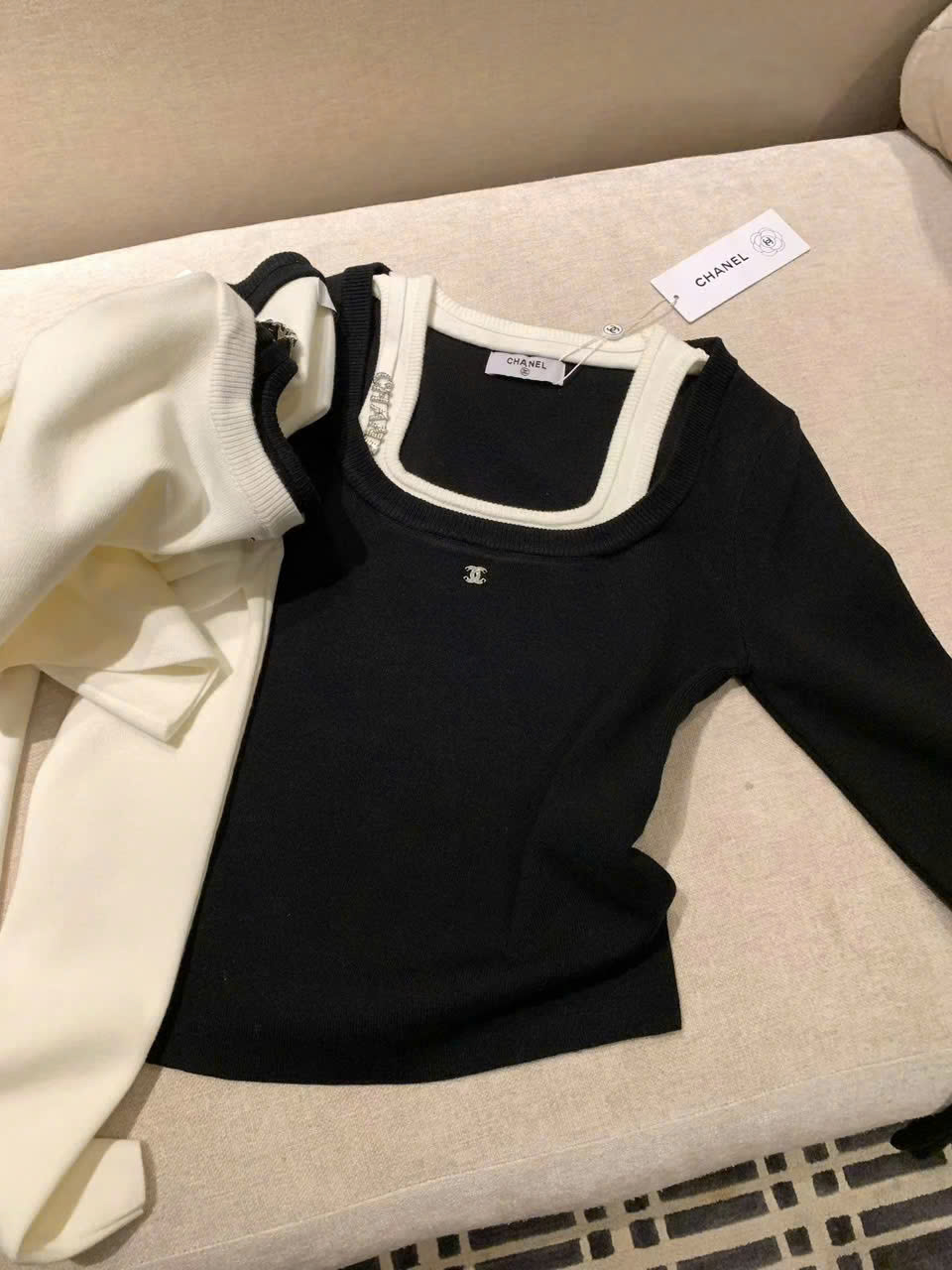 Áo nữ phối màu trắng đen Chanel 7
