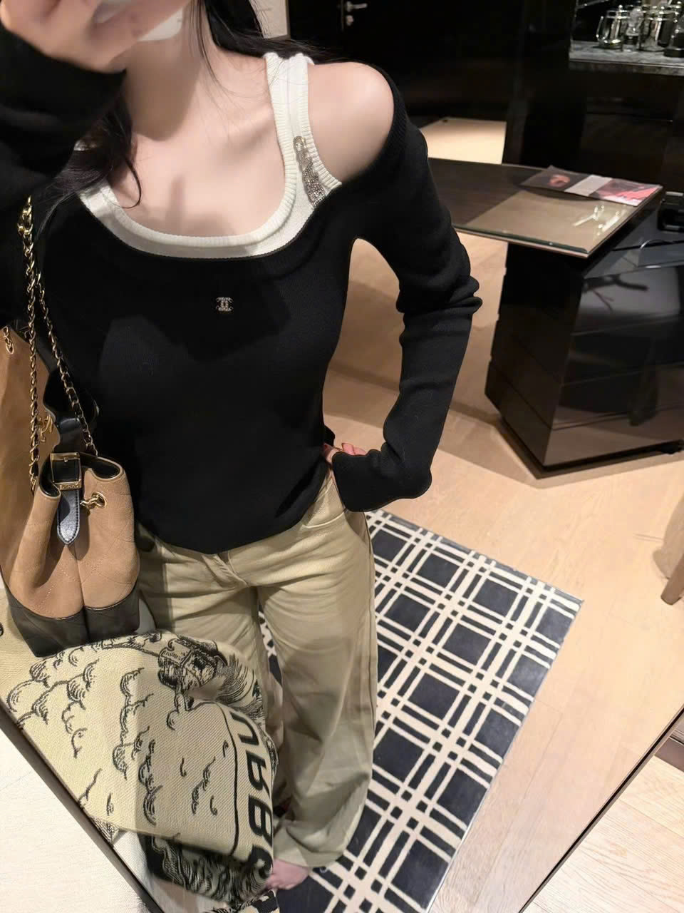 Áo nữ phối màu trắng đen Chanel 3