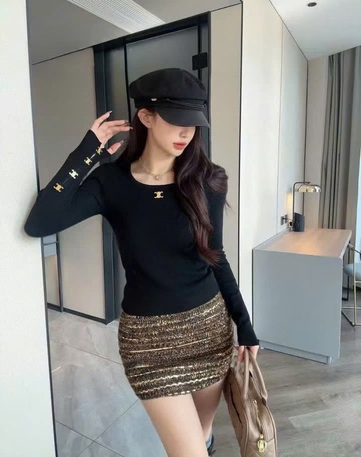Áo thun đen và trắng nữ Celine đính nút vàng 1