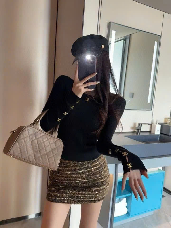 Áo thun đen và trắng nữ Celine đính nút vàng 2