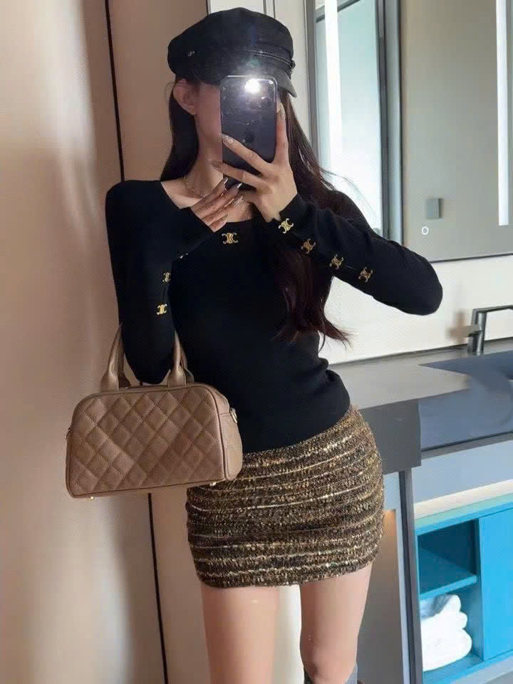Áo thun đen và trắng nữ Celine đính nút vàng 4