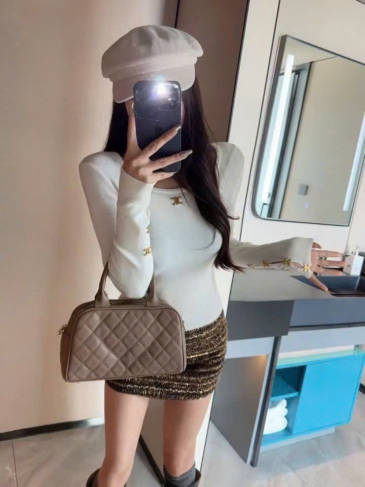 Áo thun đen và trắng nữ Celine đính nút vàng 5