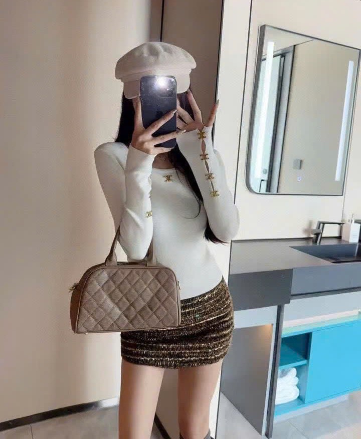 Áo thun đen và trắng nữ Celine đính nút vàng 6