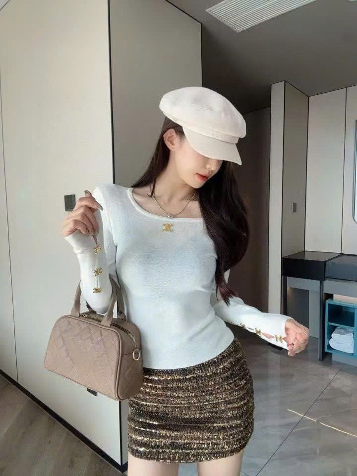 Áo thun đen và trắng nữ Celine đính nút vàng 9