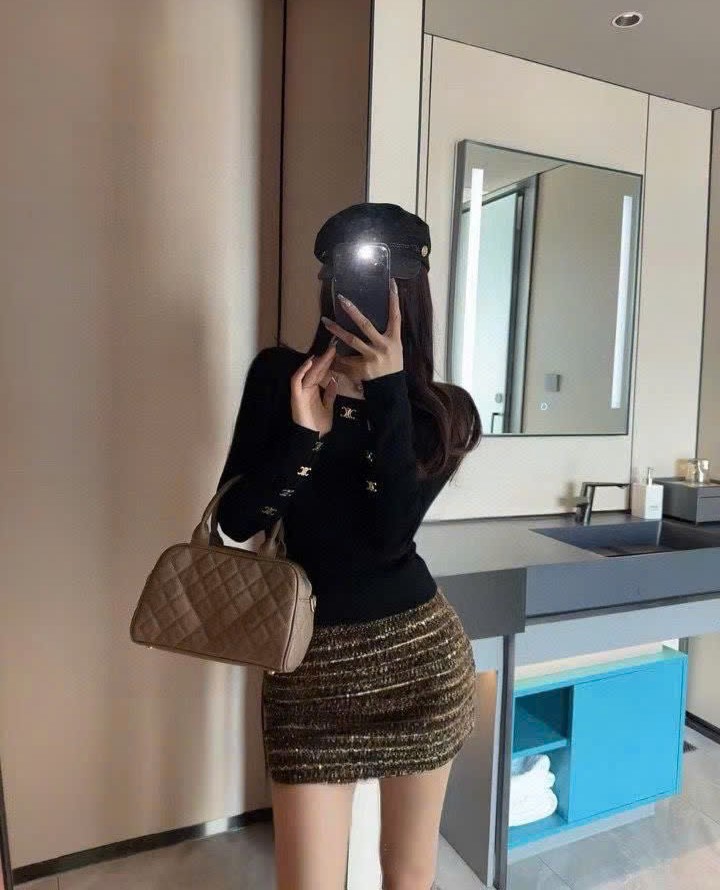 Áo thun đen và trắng nữ Celine đính nút vàng 10