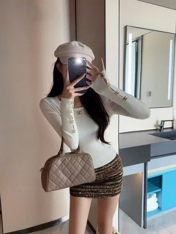 Áo thun đen và trắng nữ Celine đính nút vàng 8