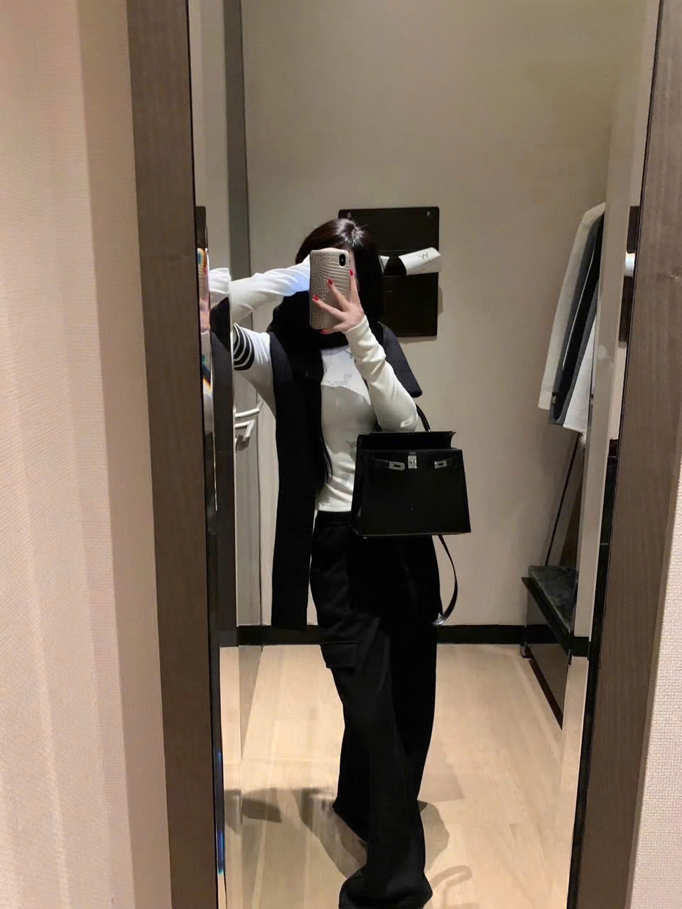 Áo thun nữ Thom Browne xám và trắng đính đá họa tiết chó 1