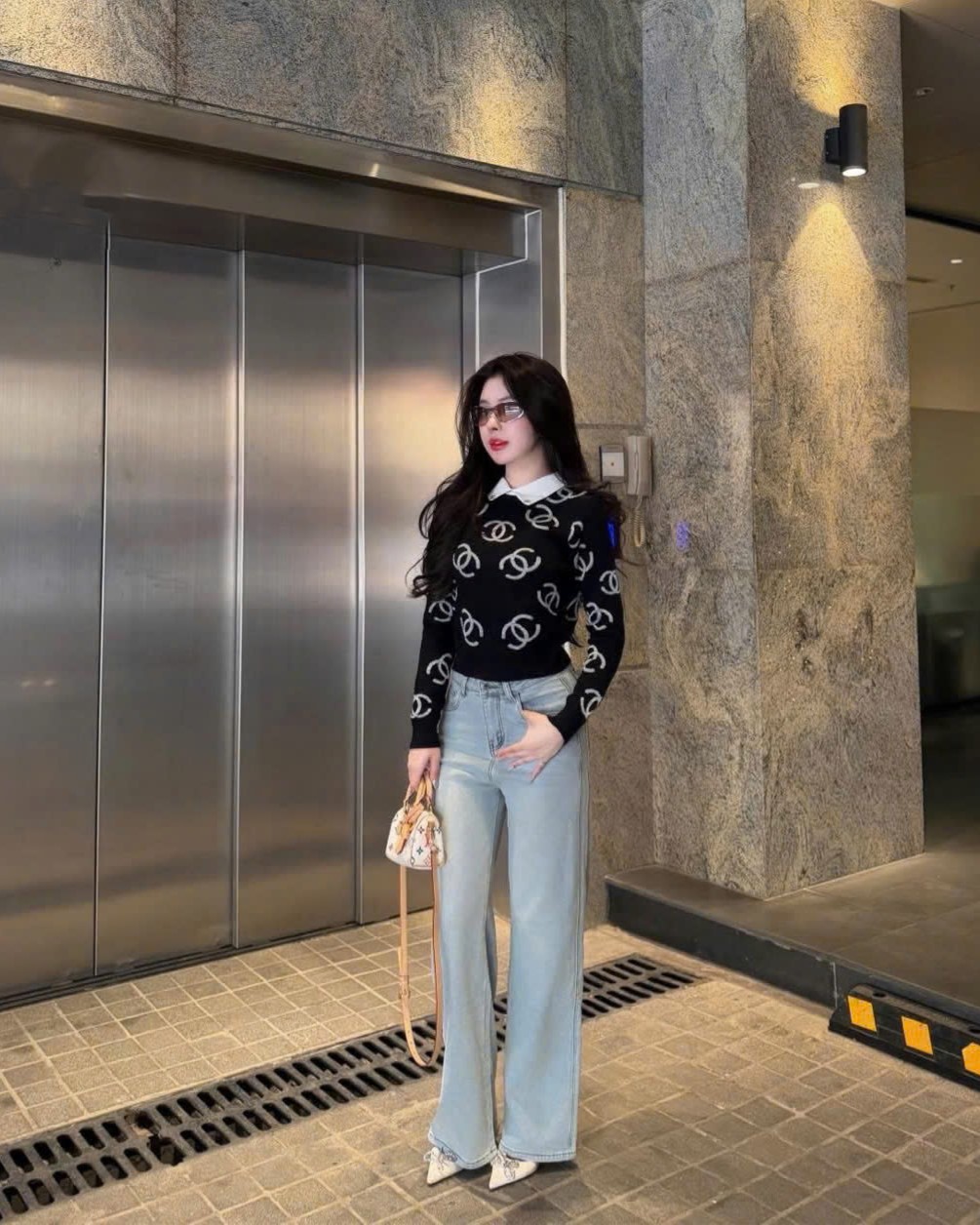 Áo nữ nỉ đen phối cổ polo màu trắng Chanel 3