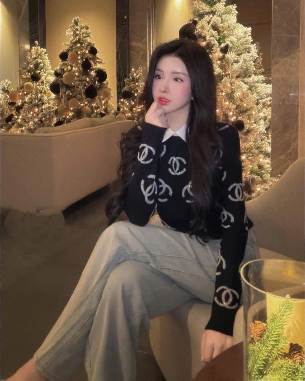 Áo nữ nỉ đen phối cổ polo màu trắng Chanel 5