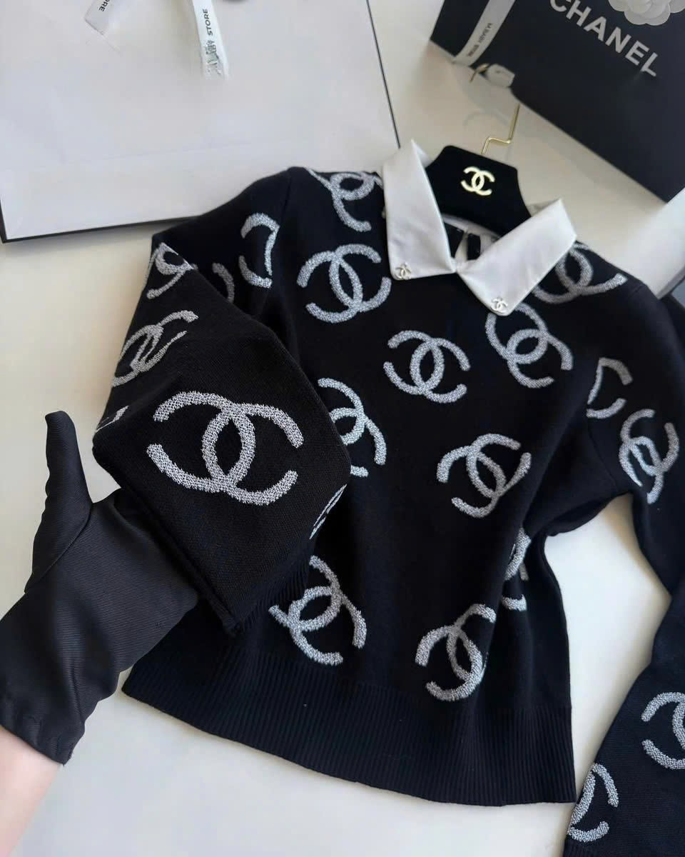 Áo nữ nỉ đen phối cổ polo màu trắng Chanel 2