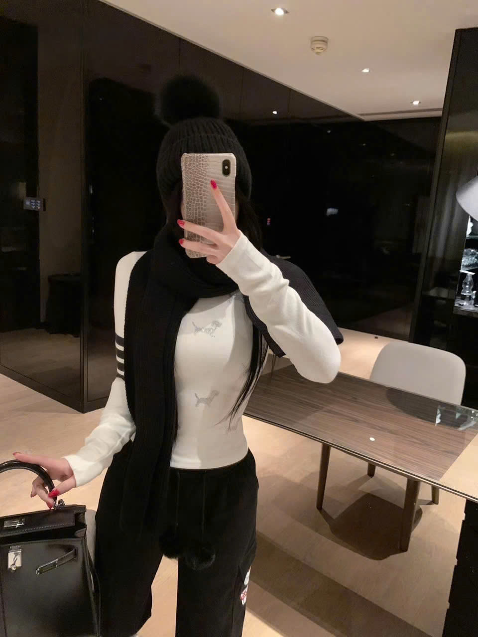 Áo thun nữ Thom Browne xám và trắng đính đá họa tiết chó 3