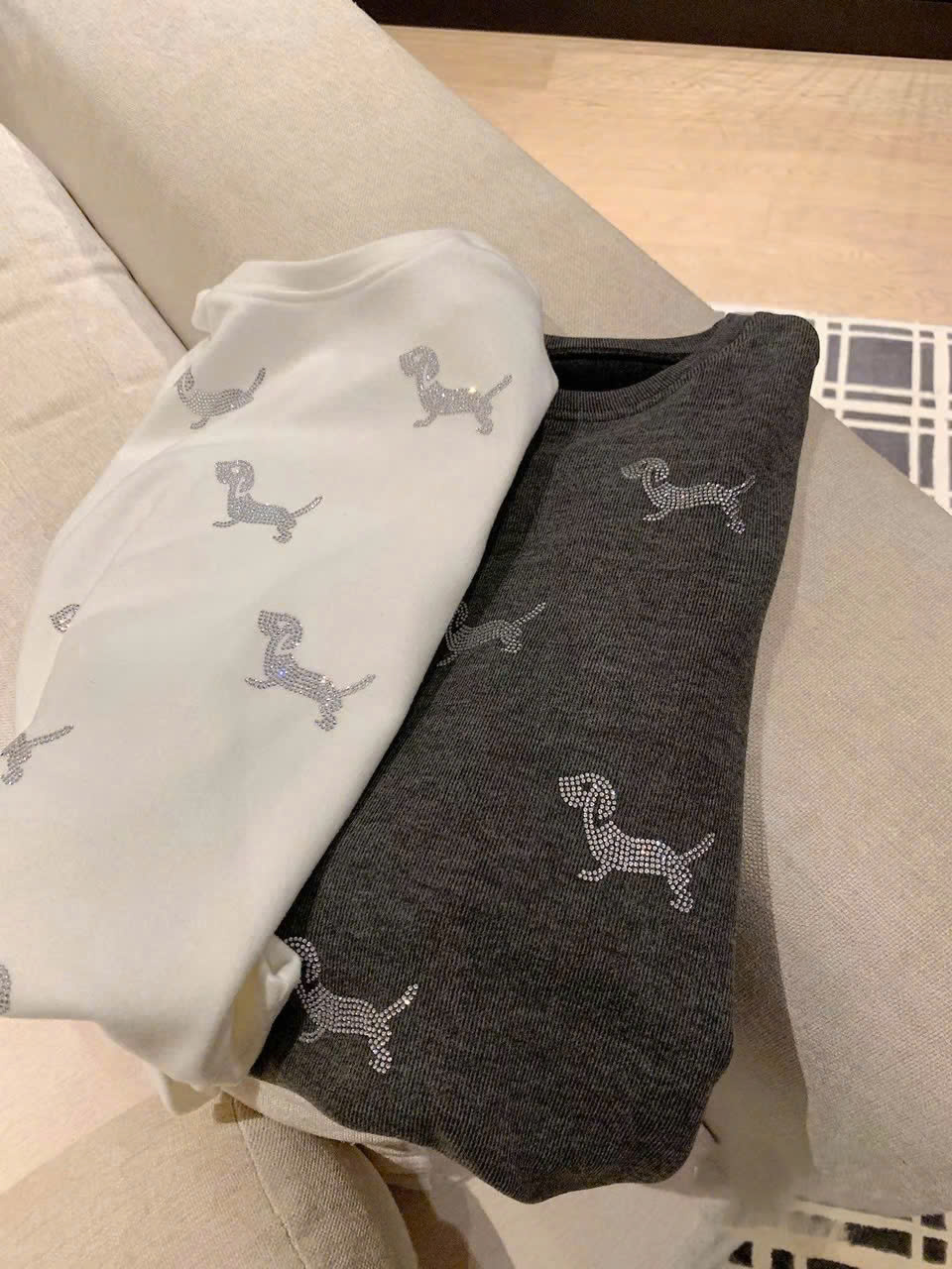 Áo thun nữ Thom Browne xám và trắng đính đá họa tiết chó 4