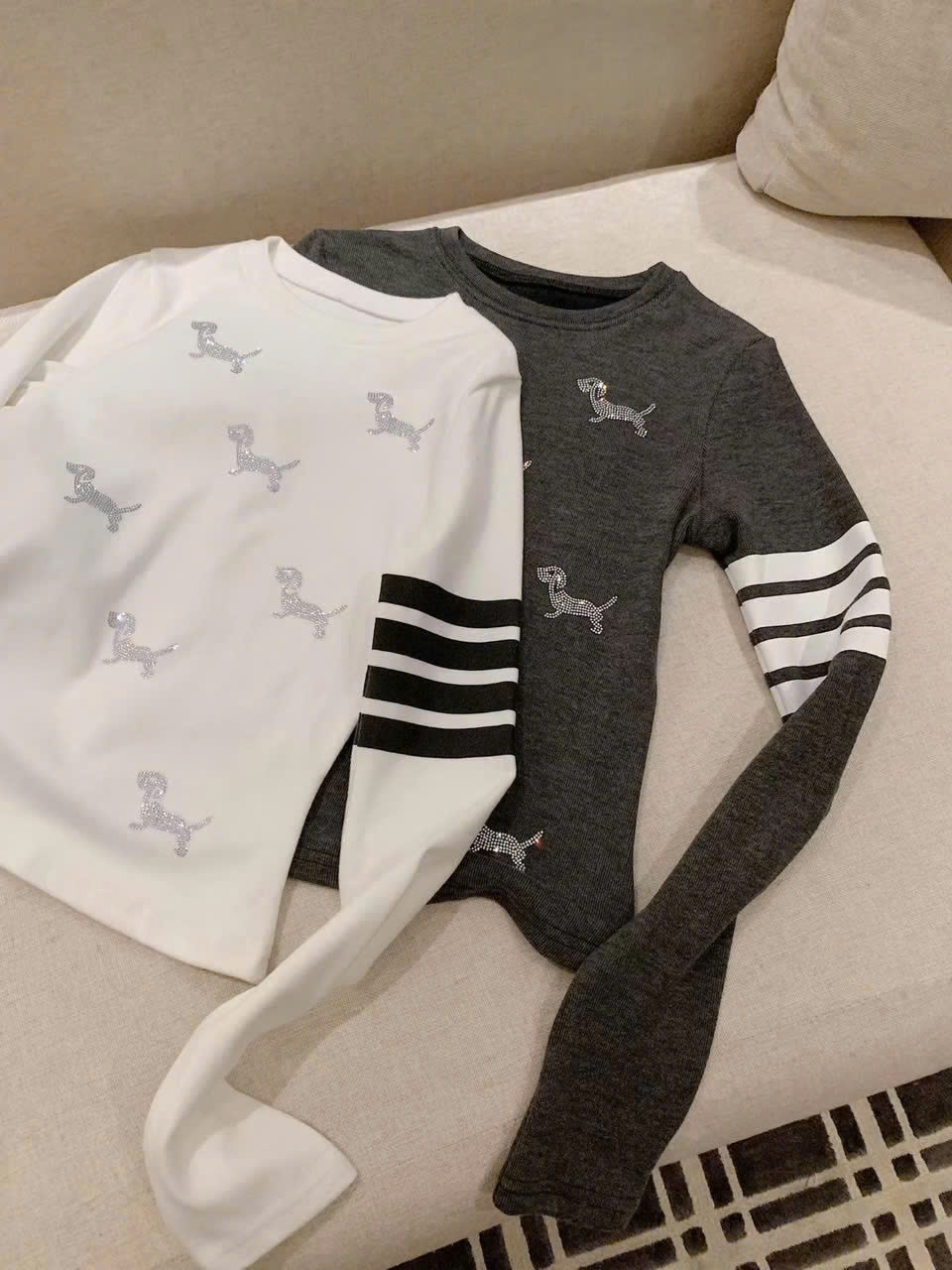 Áo thun nữ Thom Browne xám và trắng đính đá họa tiết chó 6