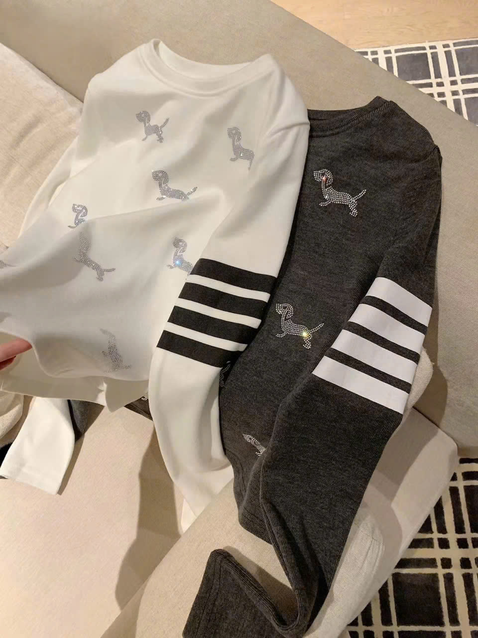 Áo thun nữ Thom Browne xám và trắng đính đá họa tiết chó 10
