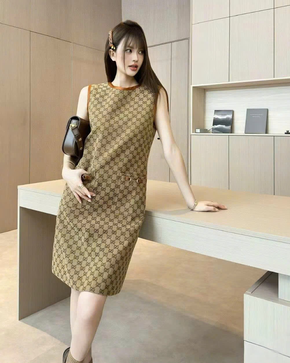 Đầm sát nách dáng dài họa tiết monogram Gucci 3