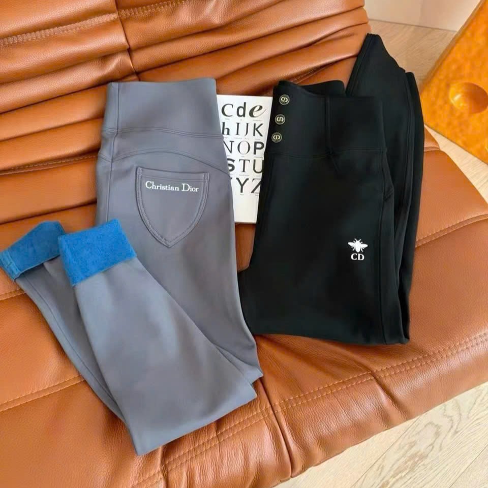 Quần legging xám và đen Dior 1