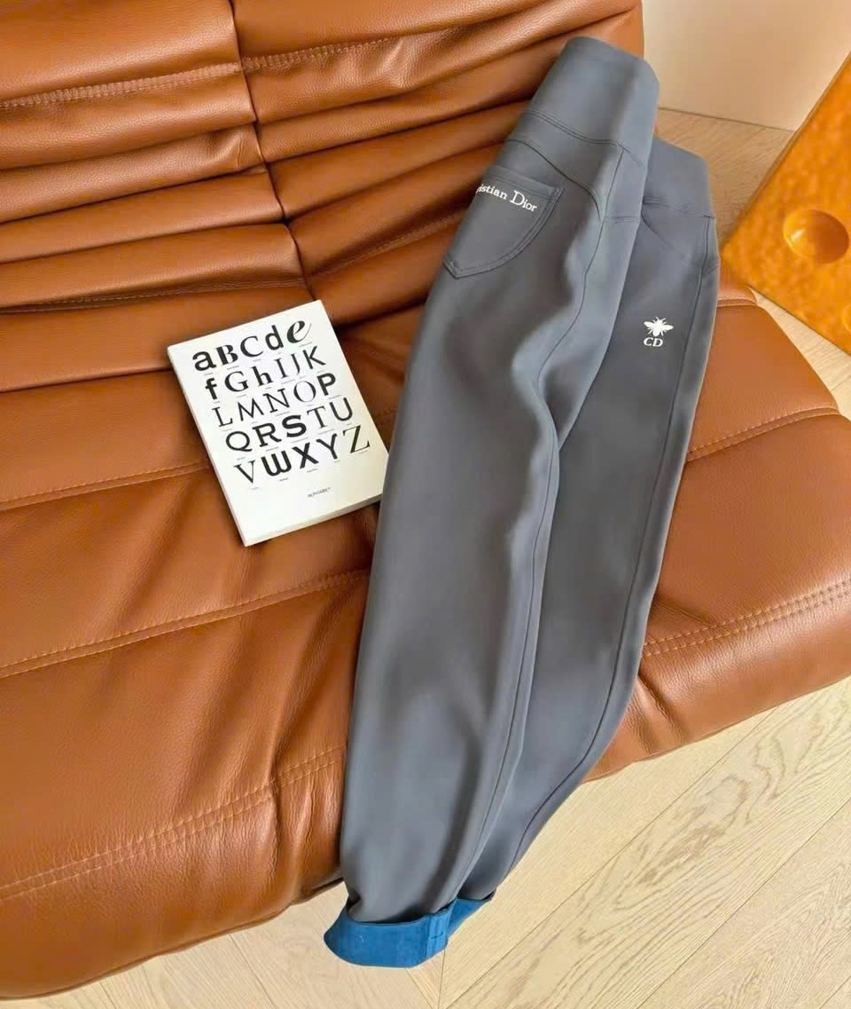 Quần legging xám và đen Dior 8