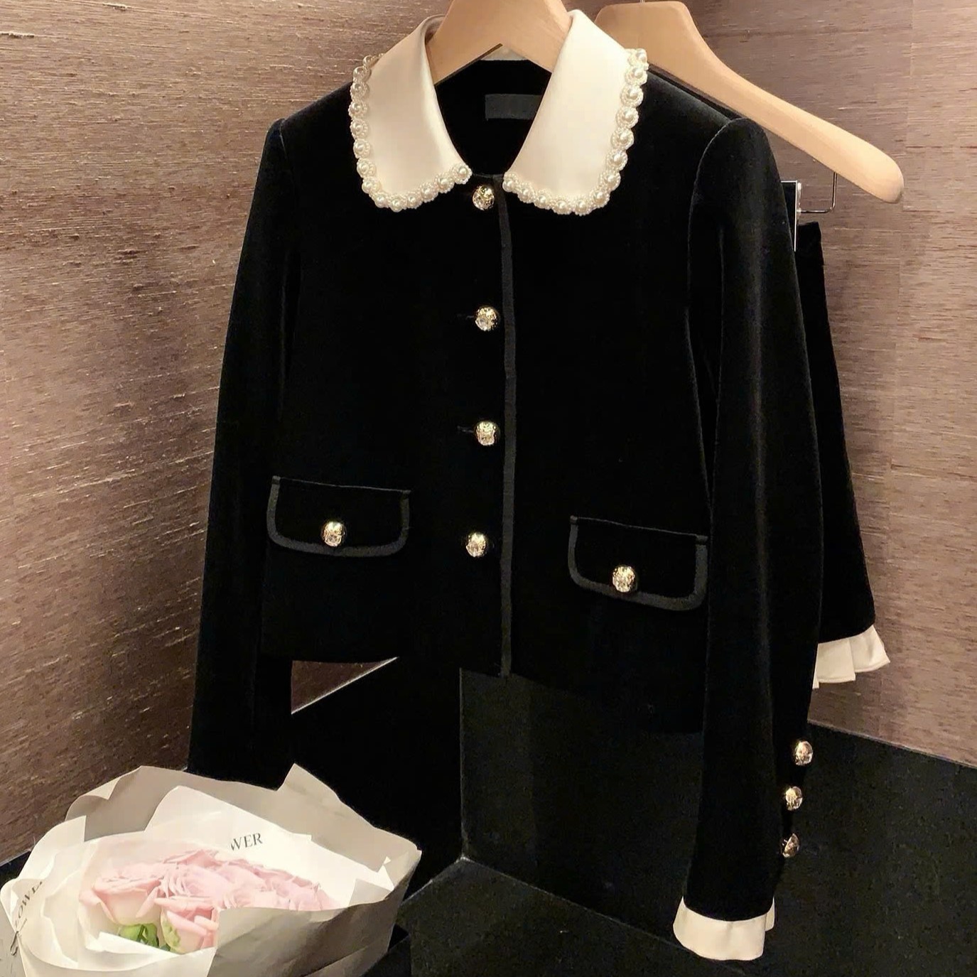  Set đen viền trắng nhung áo váy Chanel 1
