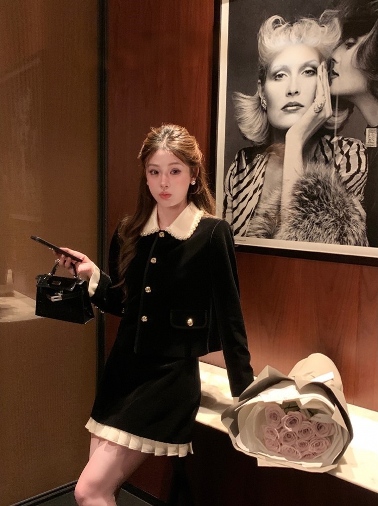  Set đen viền trắng nhung áo váy Chanel 2