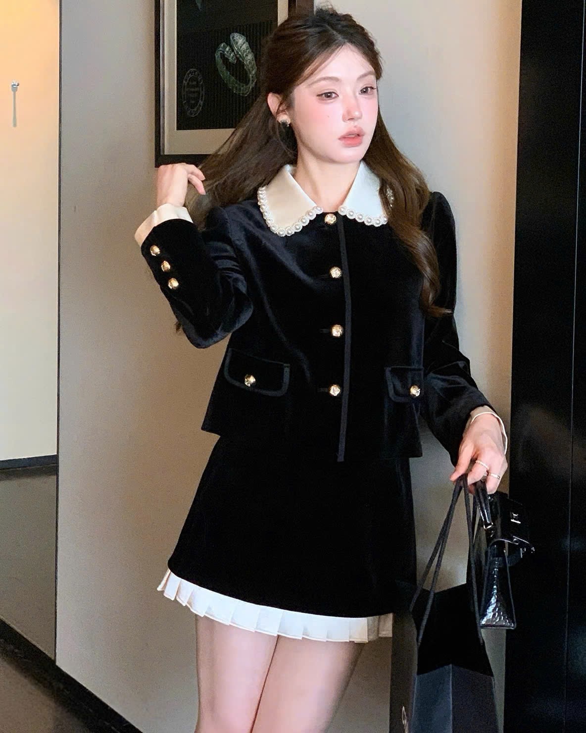  Set đen viền trắng nhung áo váy Chanel 4