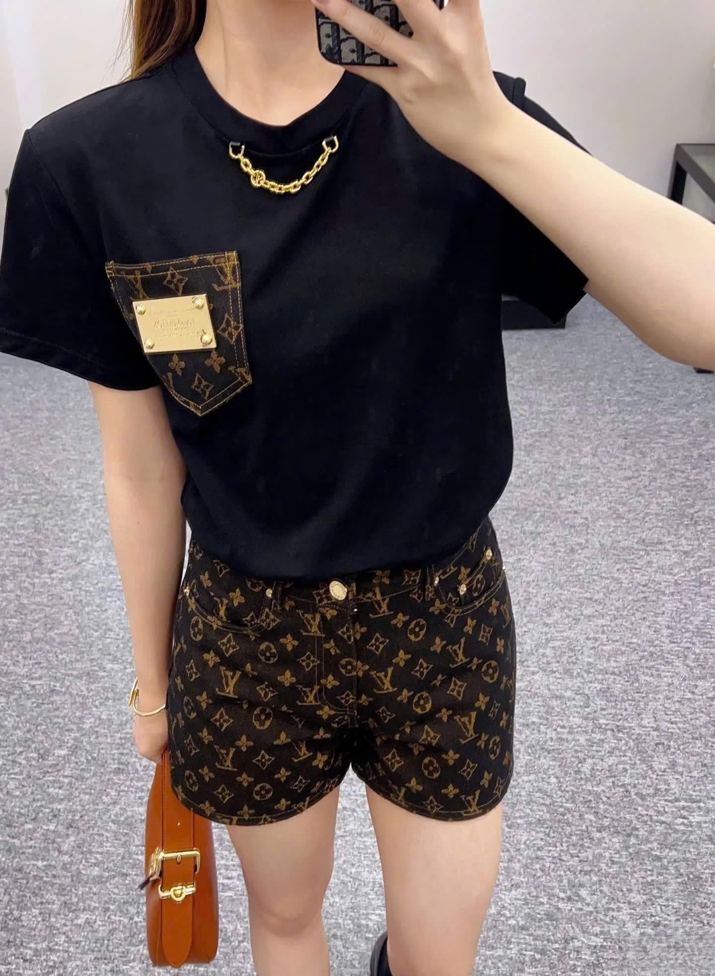 Set áo thun đen quần nâu LV 5