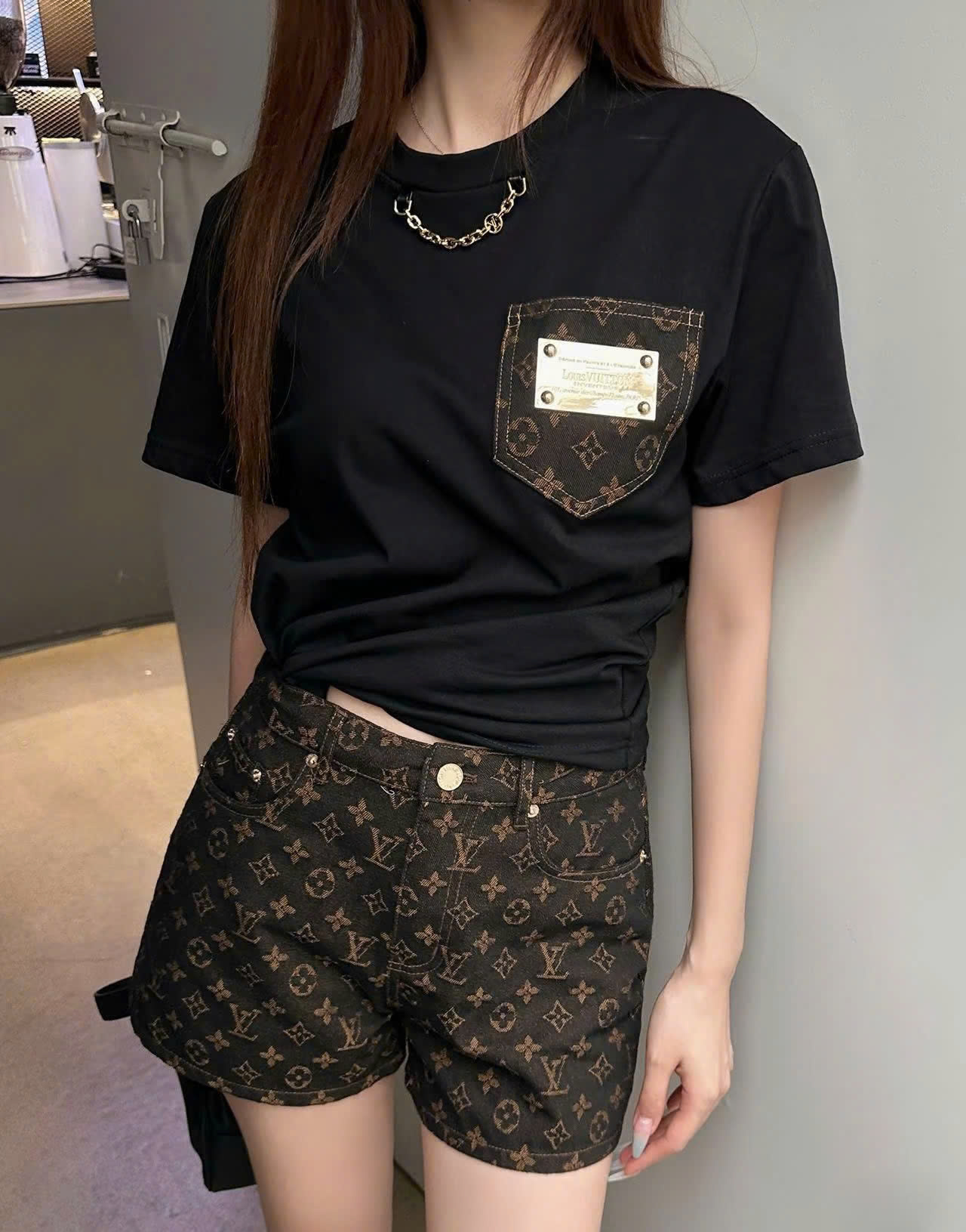 Set áo thun đen quần nâu LV 2