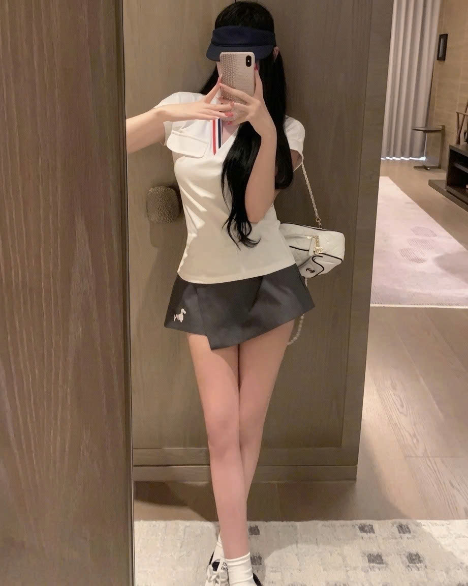 Set áo thun trắng xanh đen tay ngắn váy ngắn xếp ly Thom Browne 1