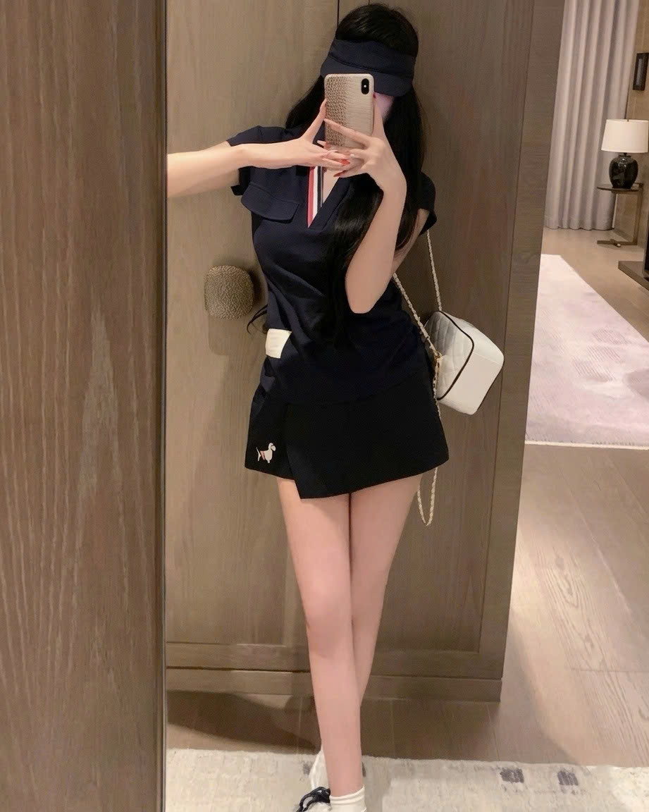 Set áo thun trắng xanh đen tay ngắn váy ngắn xếp ly Thom Browne 11