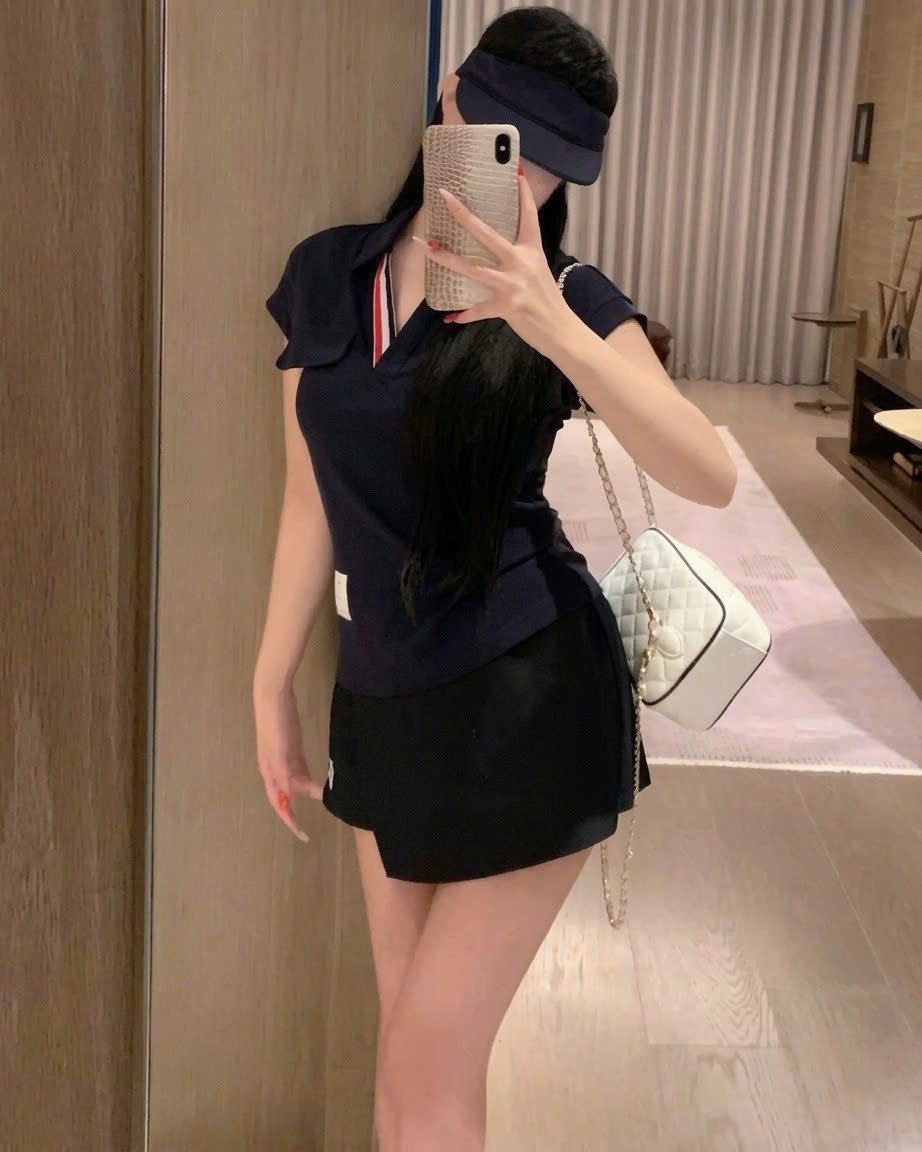 Set áo thun trắng xanh đen tay ngắn váy ngắn xếp ly Thom Browne 12