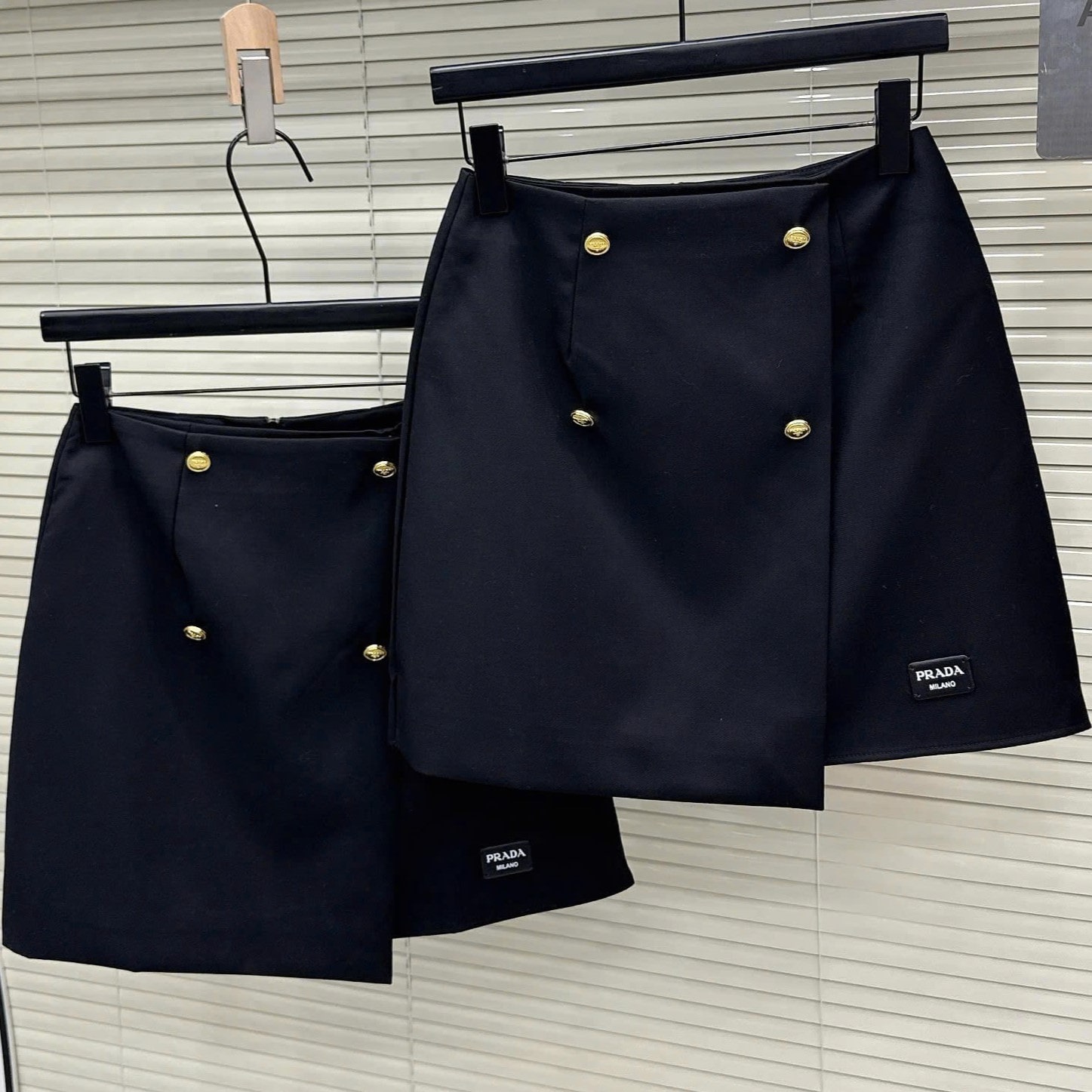 Chân váy ngắn nữ nút vàng vạt chéo Prada 6