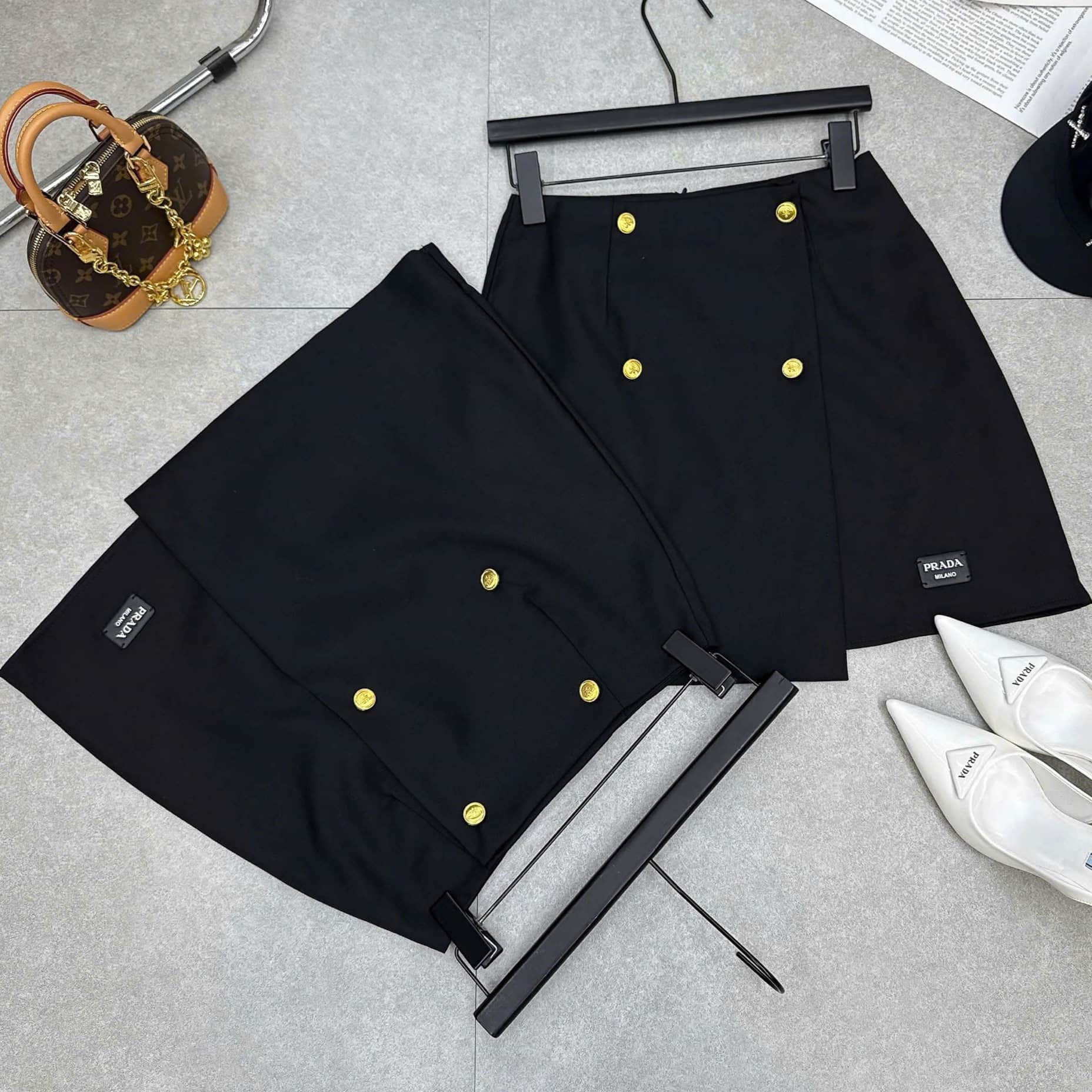Chân váy ngắn nữ nút vàng vạt chéo Prada 9
