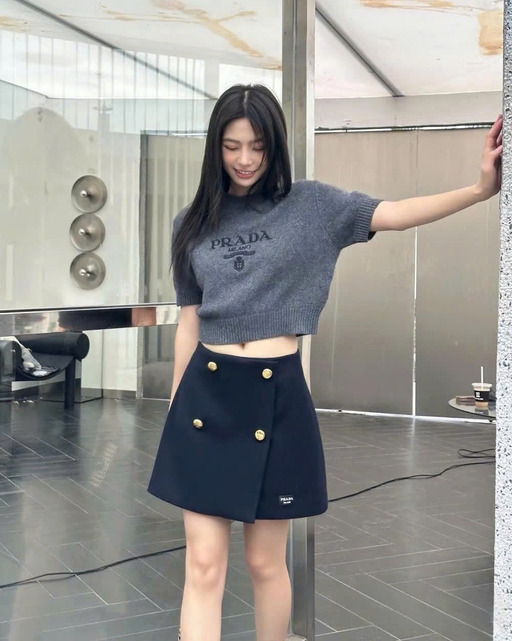 Chân váy ngắn nữ nút vàng vạt chéo Prada 11